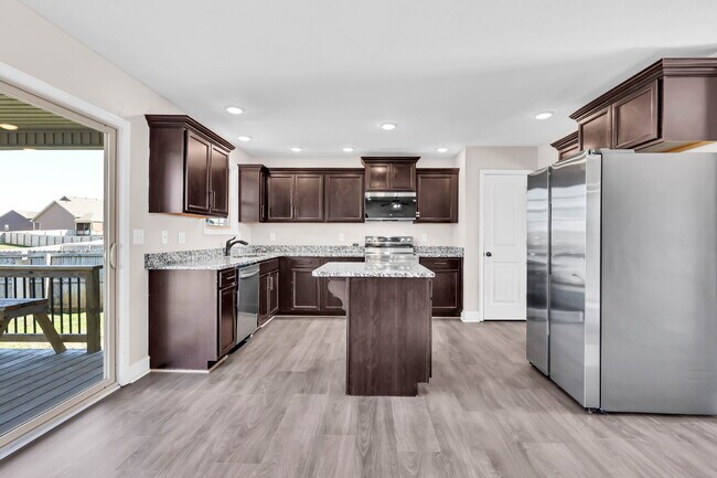 Building Photo - Close to Post and Move in Ready!