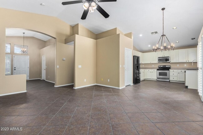 Building Photo - 295 W Goldfinch Way