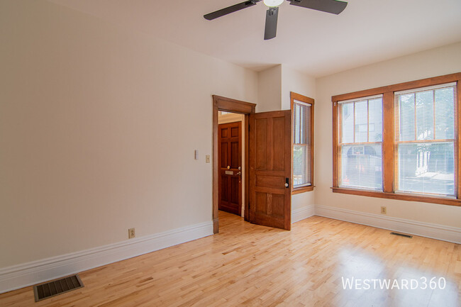 Building Photo - 3356 N Kenmore Ave