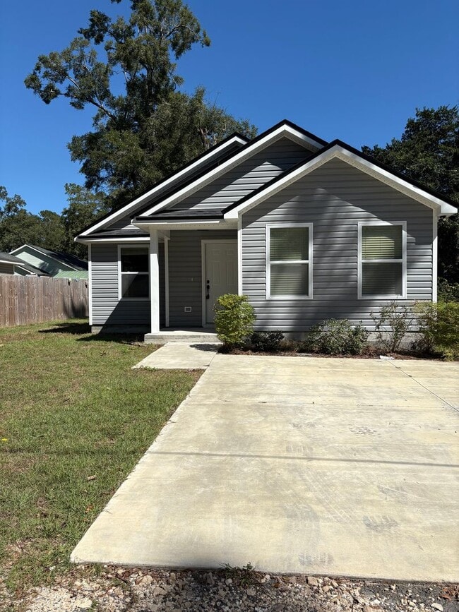 Building Photo - 3 Bedroom Home in Wakulla Gardens Available Now