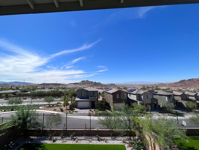 Building Photo - Lake Las Vegas BEAUTIFUL!