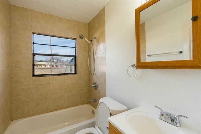 Building Photo - 2145 Sharon Dr