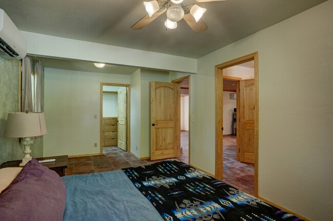 Building Photo - 1825 Vanderhoef Ln