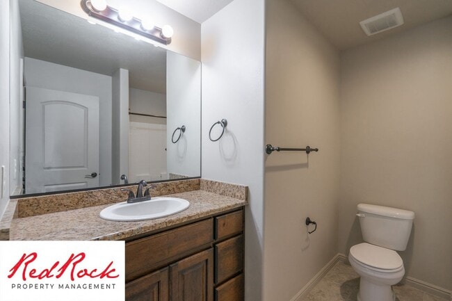 Building Photo - Lovely townhome with Community Pool!