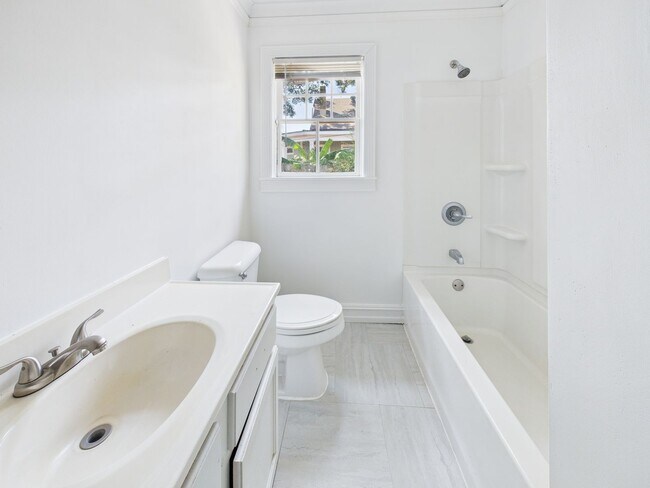 Building Photo - 3 Bedroom, 1 Bathroom NOW Available!