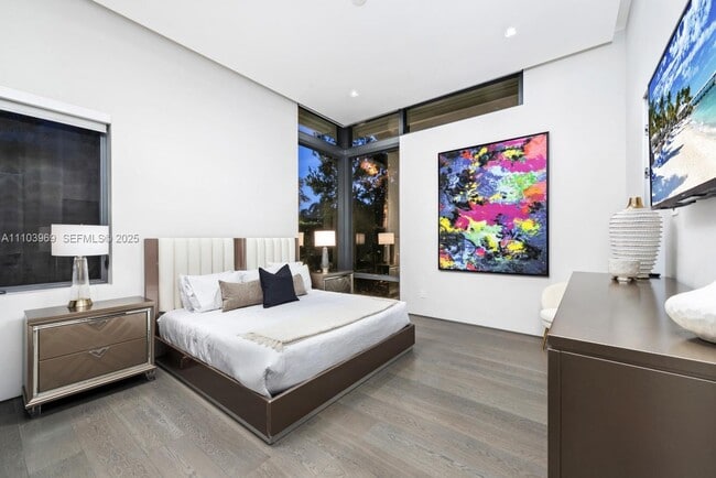 Building Photo - 440 Mola Ave