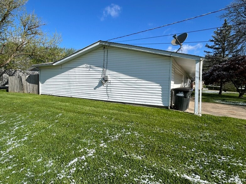 Building Photo - 1882 Paul Dr