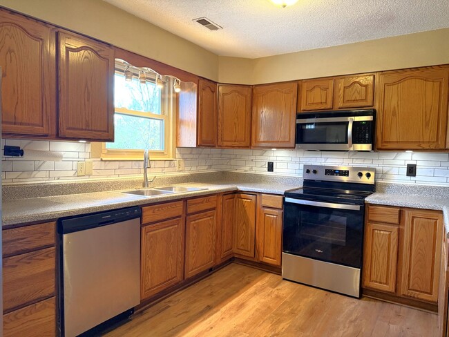 Building Photo - West Knoxville 37921 - Great Location! 3 bedroom 2.5 bath home w/bonus room - Call Adam Sharp (86...