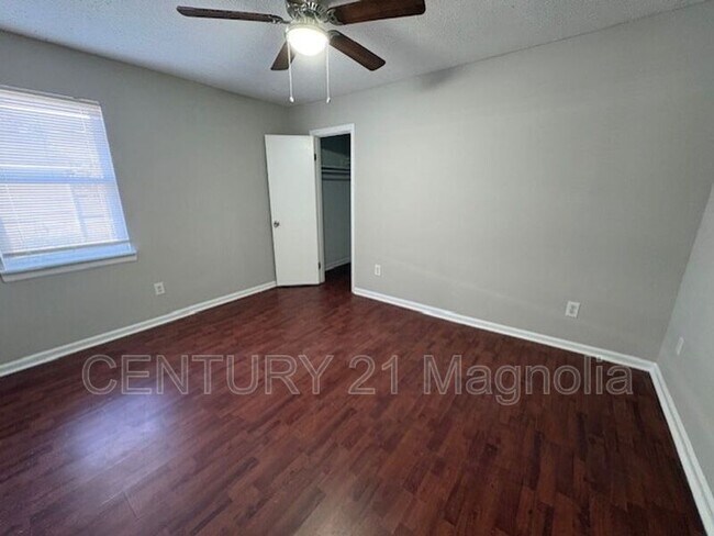 Building Photo - 3909 Almon Dr