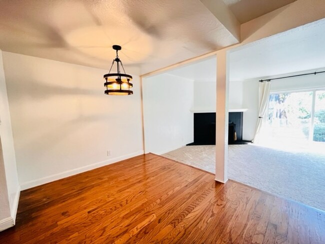 Building Photo - Move-in Ready 2BD/2.5BA Townhome in Westsi...
