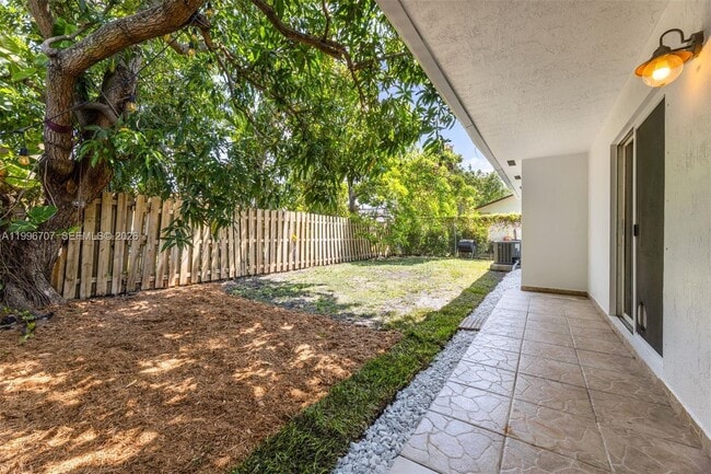 Building Photo - 3027 SW 24th St