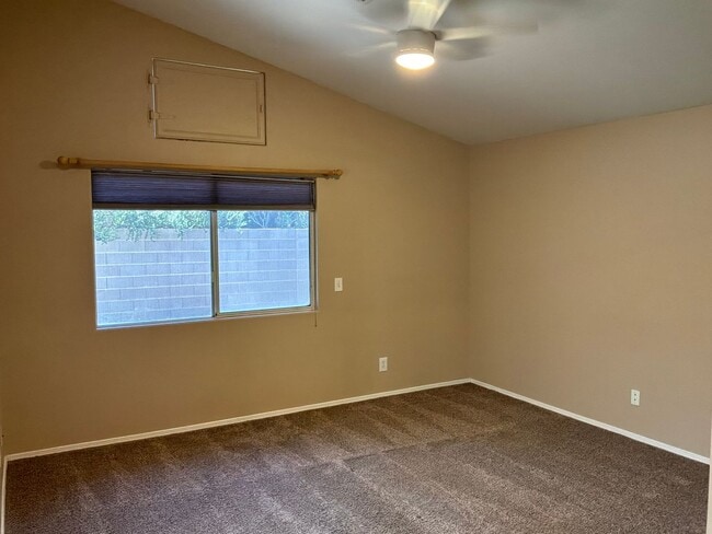 Building Photo - Single Story 3 bedrooms 2 bathrooms 2 car garage