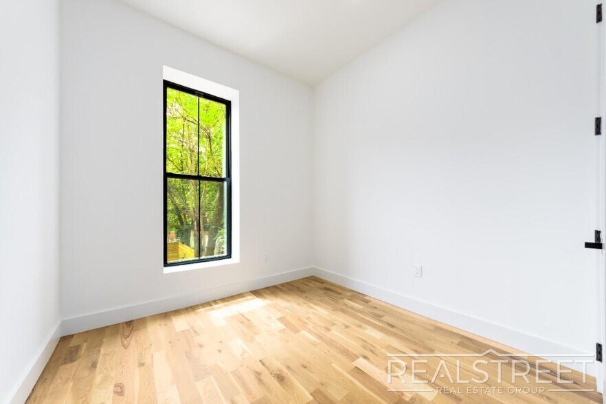 Building Photo - Stunning New 2 Bed 2 Bath with Backyard in Bed Stuy Townhouse
