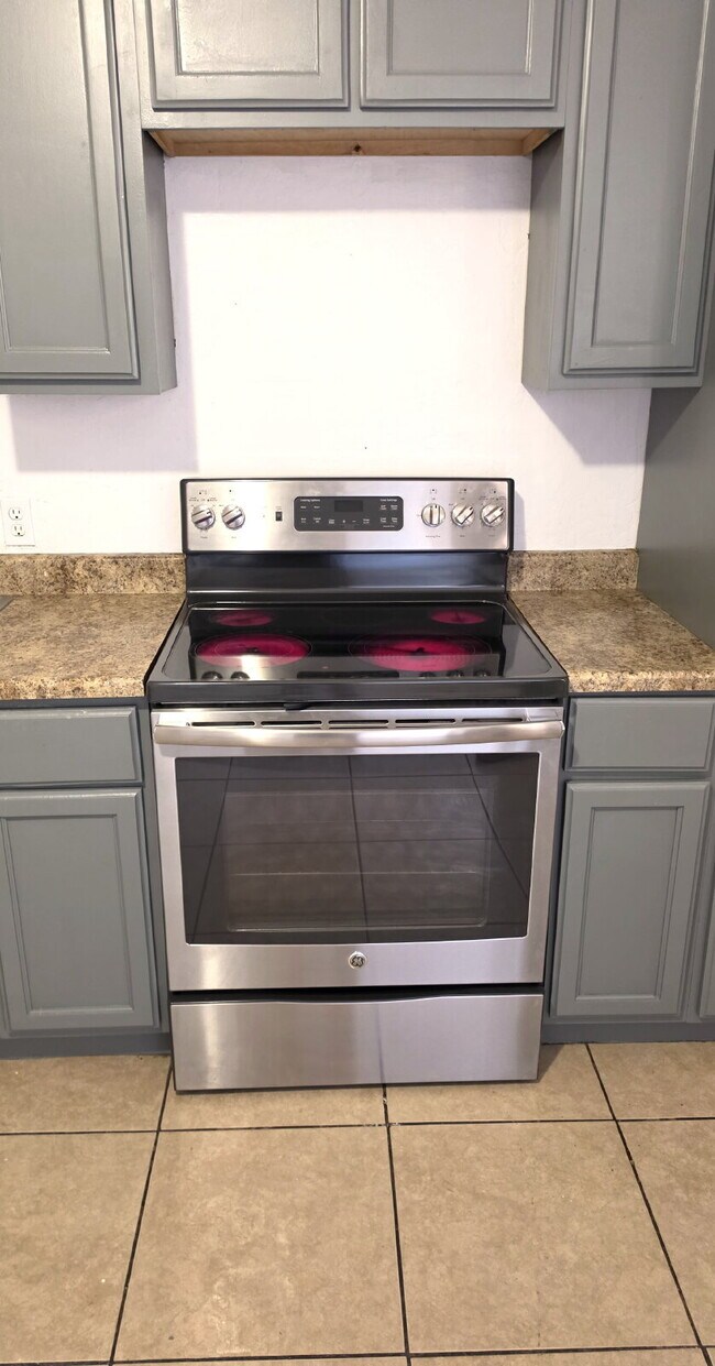 Building Photo - MOVE-IN READY 3 BEDROOM WITH $250 BONUS – ALL TILE & CENTRAL AIR OFFERING $250 GIFT CARE AFTER SU...