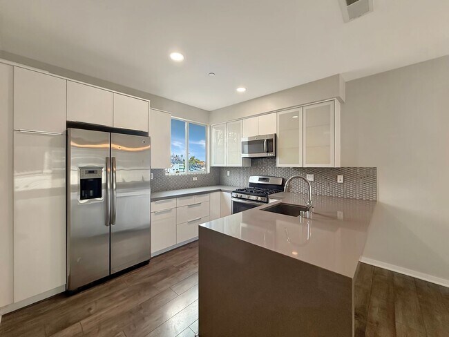 Building Photo - SD: Stunning 3BD/3.5BA Townhome in Ocean Beach with 2-Car Garage, Private Balcony & In-Unit Laundry