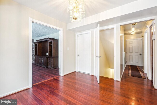 Building Photo - 817 Falcon Dr