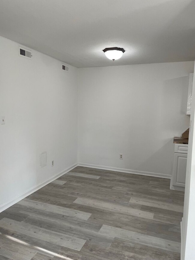 Building Photo - Rent Special Alert! Move in by 01/01 and e...