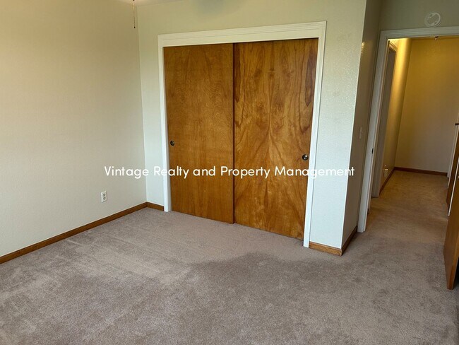 Building Photo - Available Soon!! Extra Big 5 Bedroom Country Home That You Have To See!!!