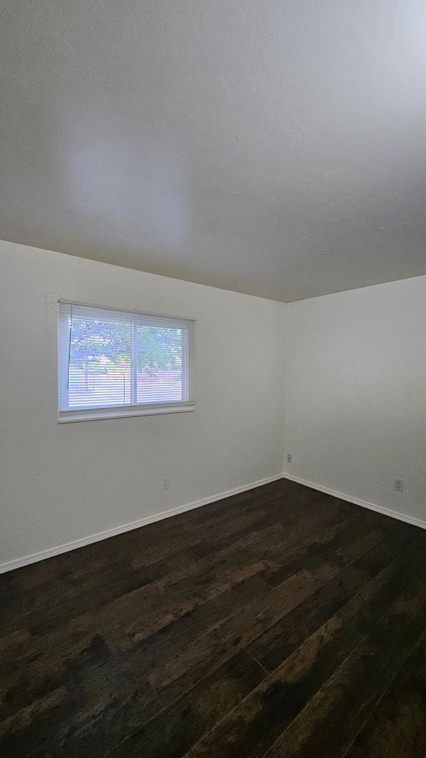 Building Photo - 3 Bed 2 Bath