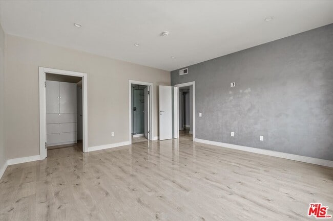 Building Photo - 5534 Sylmar Ave