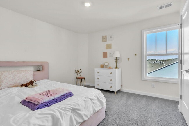 Building Photo - Elegant 5BR/4BA Home Minutes from the Swam...