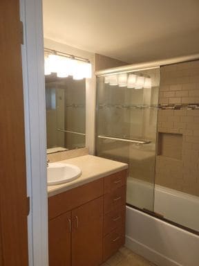 Building Photo - Spacious 2 Bedroom/ 1 bath lower unit in D...