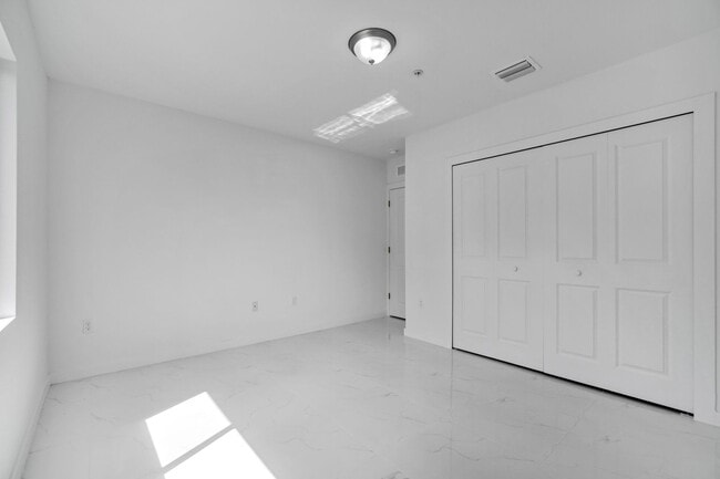 Building Photo - Goulds 4 Bed Triplex