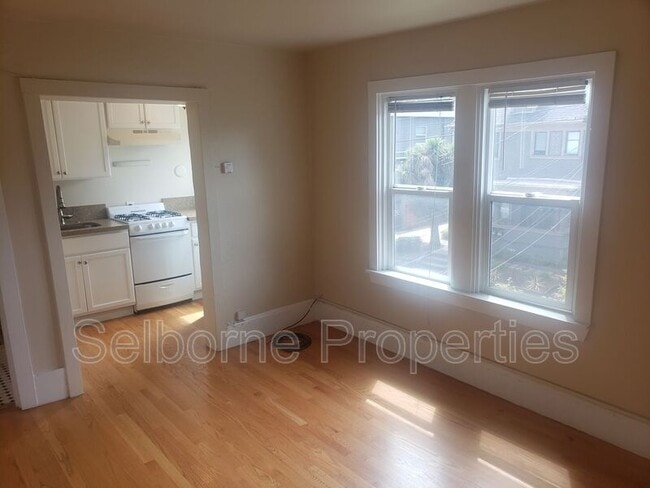 Building Photo - 546 Merrimac St