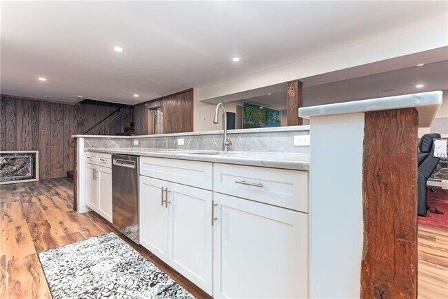 Building Photo - 14 Woodlake Dr