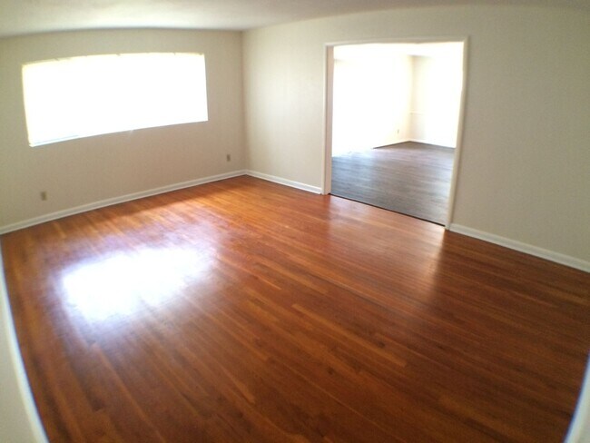 Building Photo - Charismatic 3 Bed 2 Bath Home!
