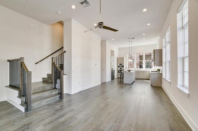 Building Photo - 1301 Town Creek Dr