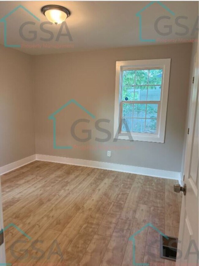 Building Photo - 3 Bedroom 2 Bathroom