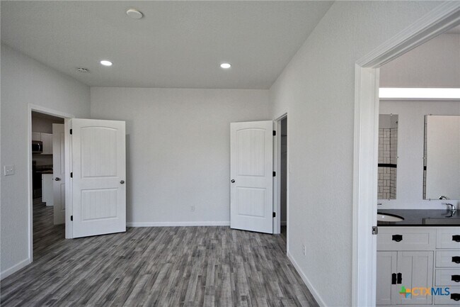 Building Photo - 1234 Clearcreek Dr