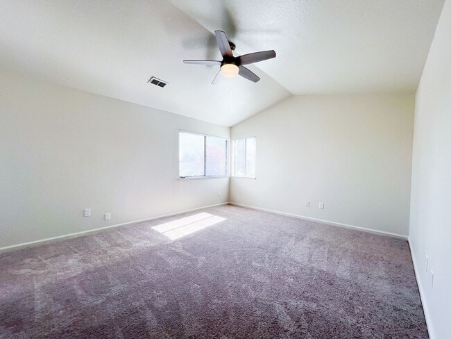 Building Photo - Newly Renovated 4 Bed, 3 Bath Home