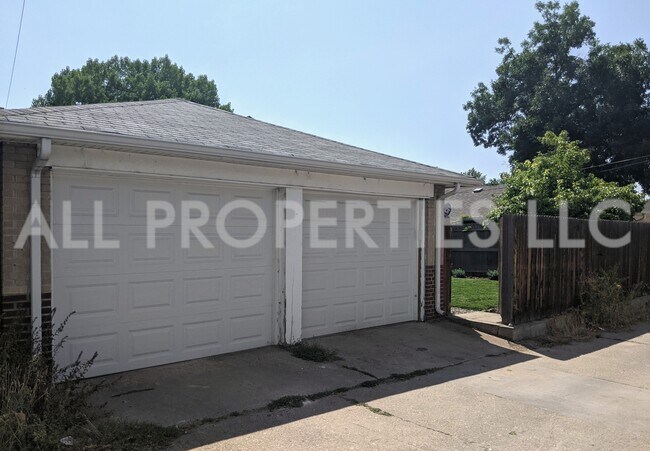 Building Photo - 1215 Cherry St