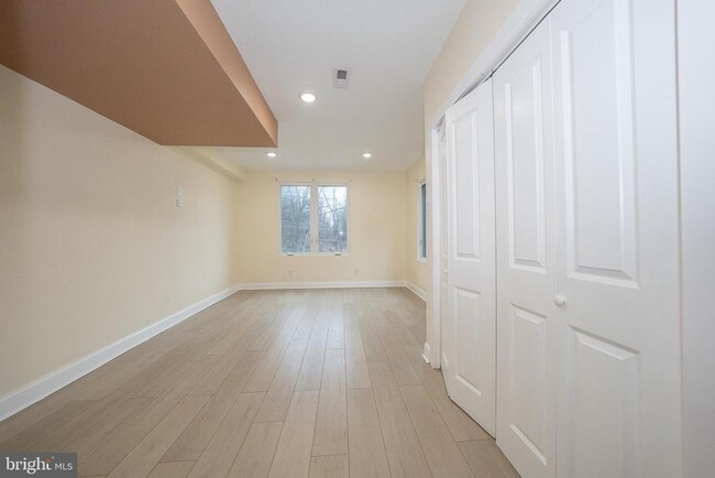 Building Photo - 622 Spring Ave