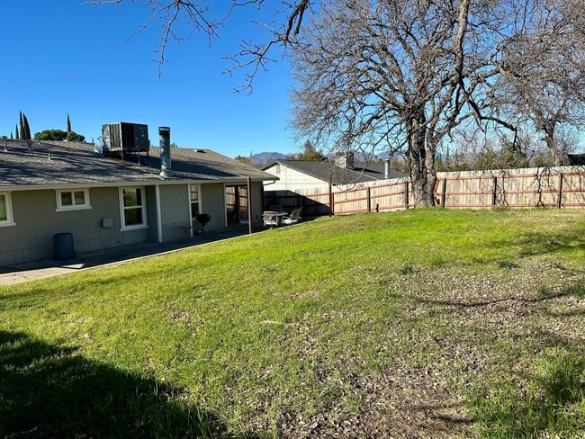 Building Photo - Charming Home with Open Floor Plan in West Redding