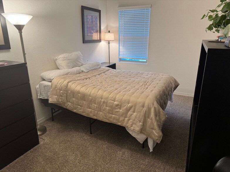 Building Photo - 11619 W Parkway Ln