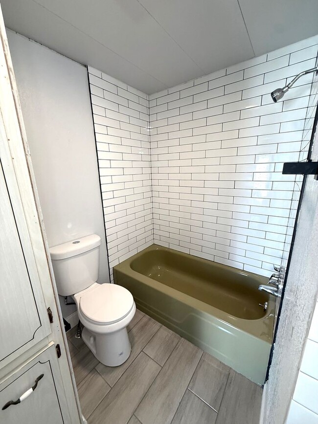 Building Photo - Charming Renovated 2-Bed / 1-Bath Mobile Home for Rent in Bradenton – Available Now!