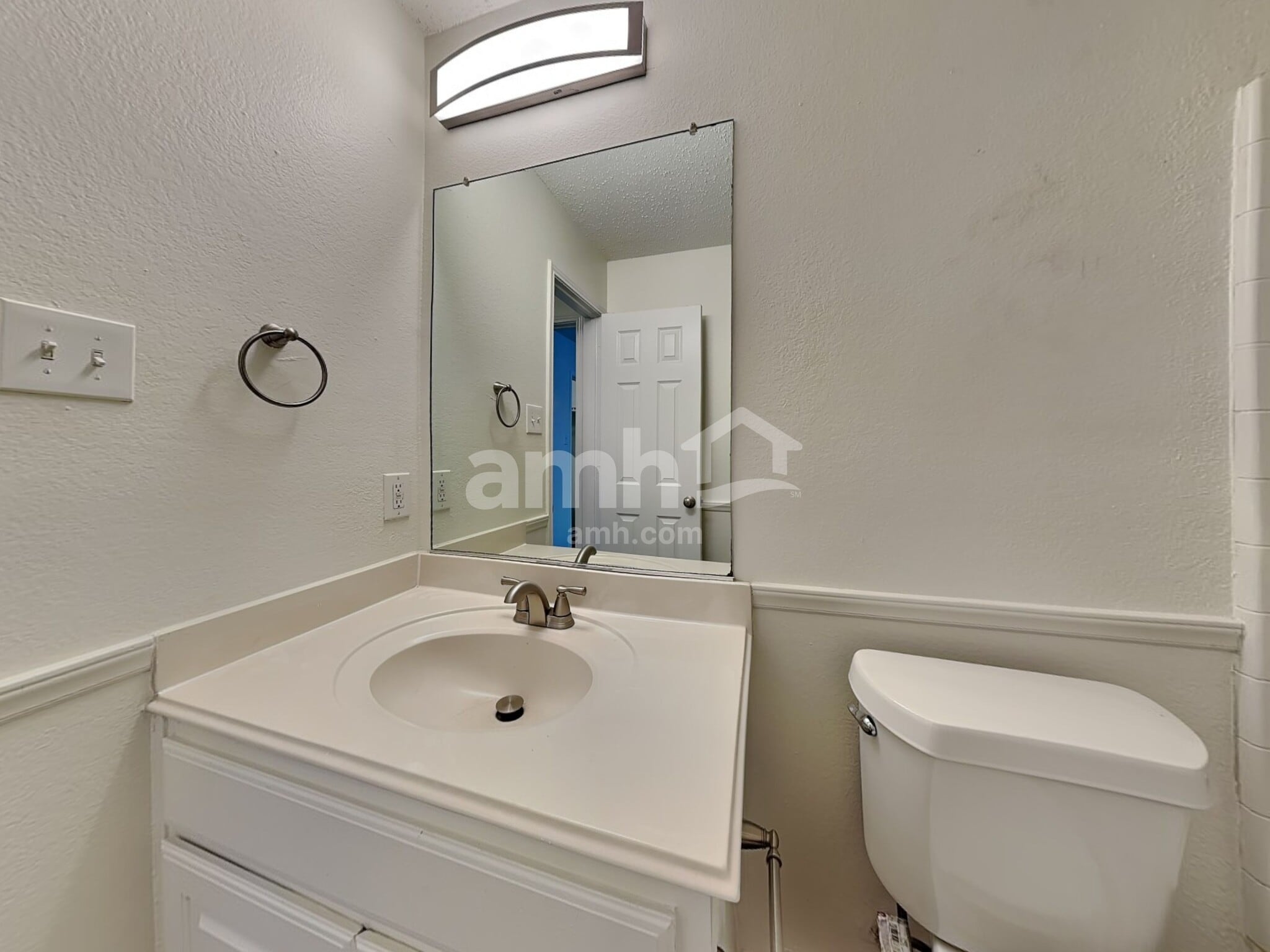 Building Photo - 2043 Wildwood Dr