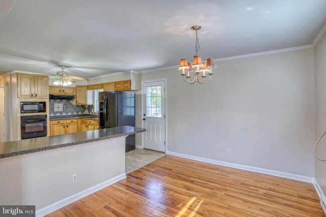 Building Photo - 206 N Main St