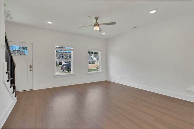 Building Photo - Spacious 3 Bedroom House with Primary Suite on Main Level