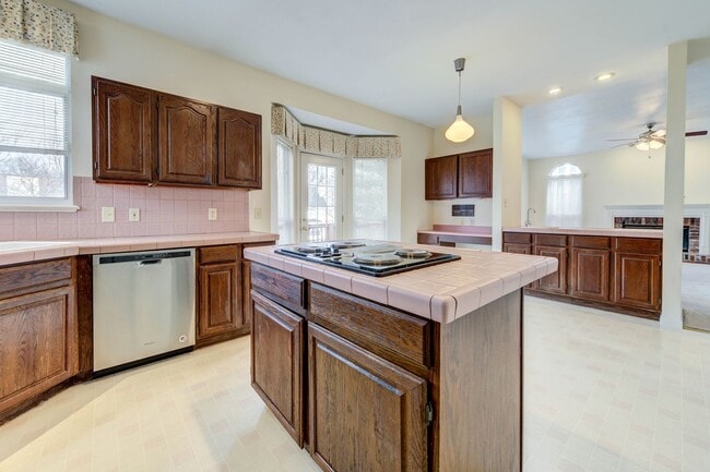 Building Photo - Spacious Parkway South Home with Walk-Out Basement & Large Backyard