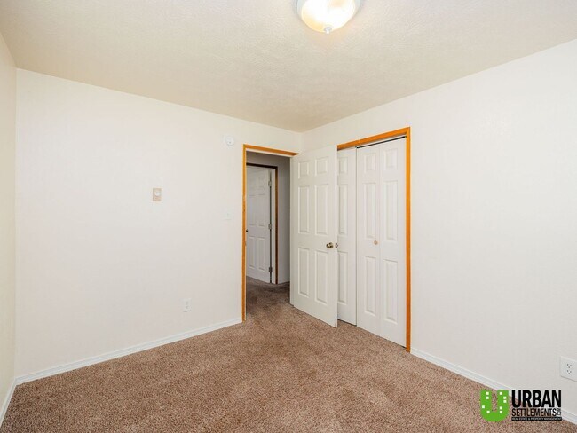 Building Photo - Spacious 2bed/1bath duplex