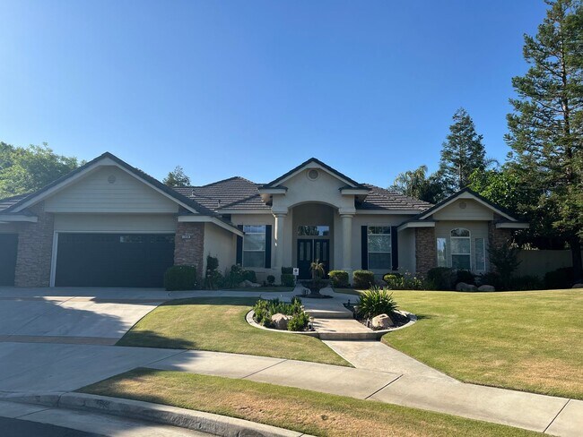 Building Photo - Gated Grand Island Home!