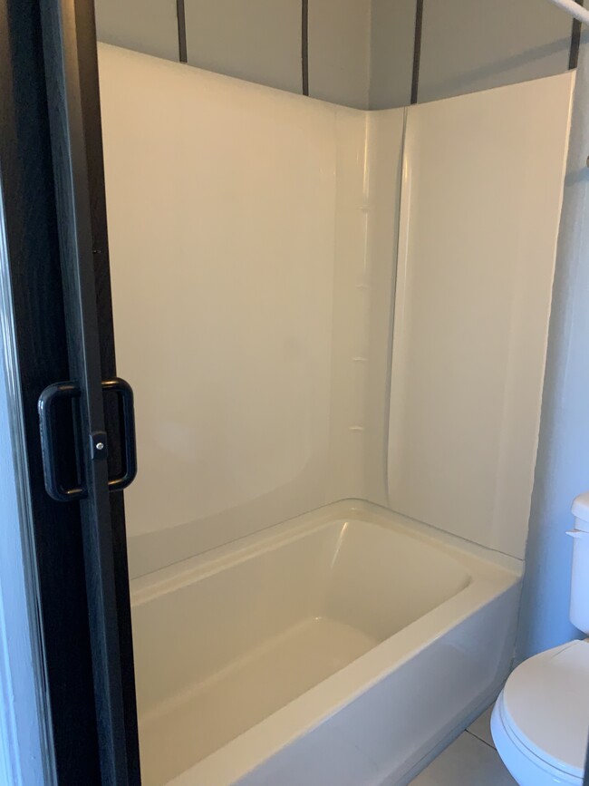 Master Bath tub/shower - 118 Elmhurst Ct