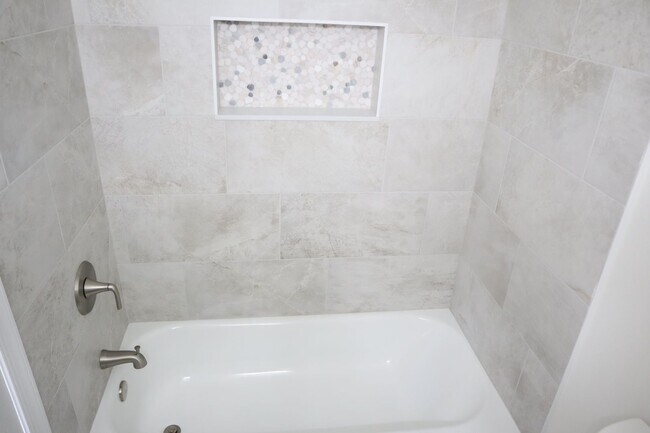 Building Photo - Exquisite Renovated Townhome in Germantown Estates