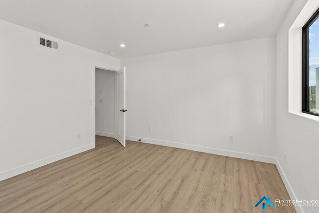 Building Photo - 2821-2822 Avenel St