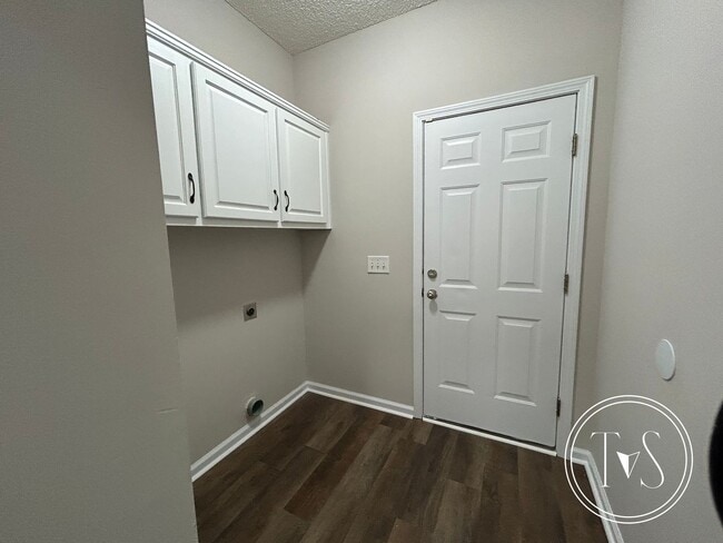 Building Photo - 1825 Lawnwood Dr