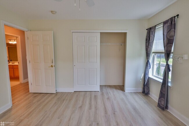 Building Photo - Beautifully maintained, energy-efficient f...